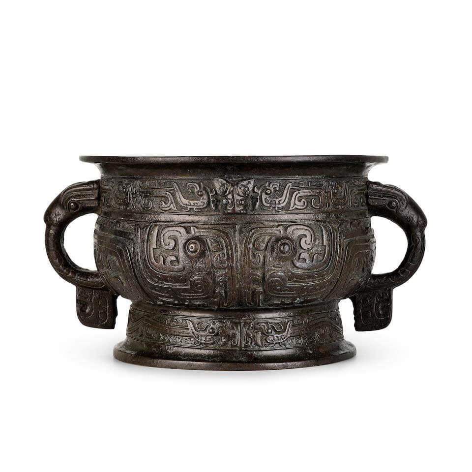 西周 青铜凤纹簋 估价： HKD 150,000 - 200,000 USD 19,206 - 25,608