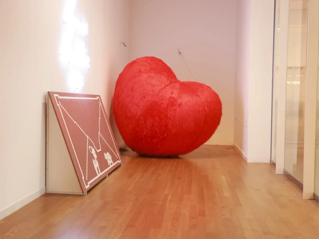 欧阳娜娜跨界艺术展:情感与艺术的深度交织